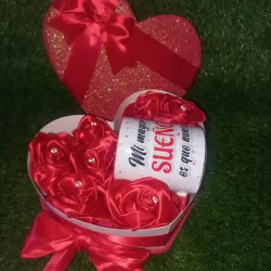 CAJA DE CORAZON CON ROSA ETERNA Y UNA TAZA PERSONALIZADA