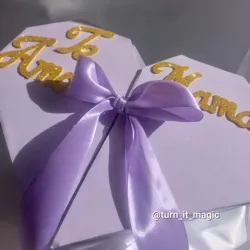CAJA DE CORAZON CON ROSAS DE SATIN Y CONFITURAS