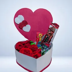 CAJA DE CORAZON CON TAPA MITAD FLORES Y MITAD CONFITURA.