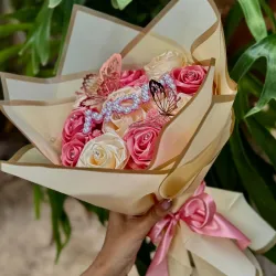 RAMO DE 12 ROSAS DE SATIN