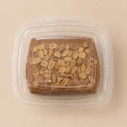 Turrón de maní molido relleno con leche condensada