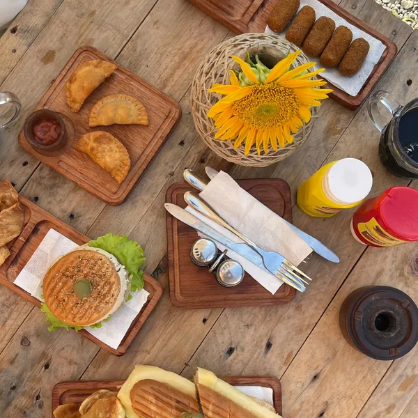 La vida no es para llevar, es para comer aquí! 😜🍔🌭🧀🍟🥟