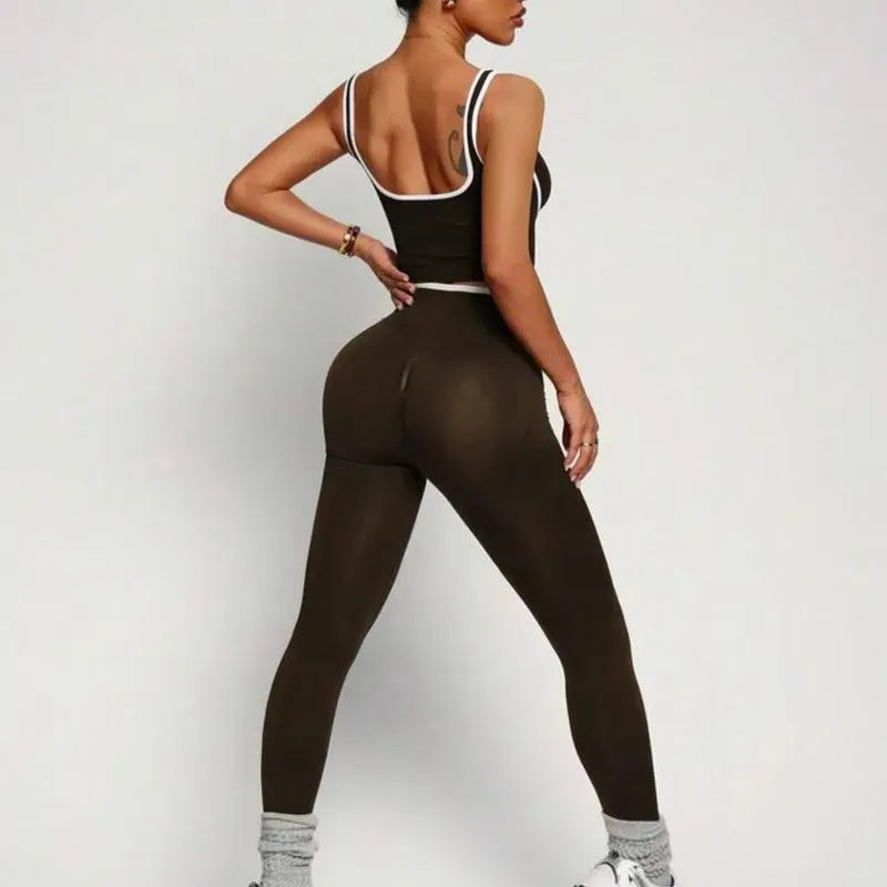 Conjunto carmelita y blanco