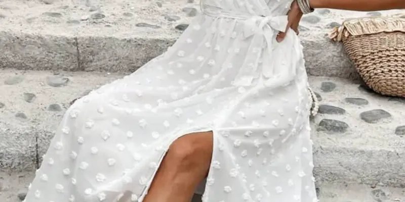 Vestido Blanco con Estampado de Lunares y Cinturón