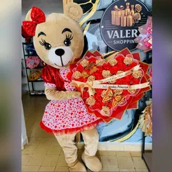 Osita Aurora enamorada con un traje de corazones