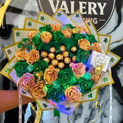 Ramo de rosas con bombones Ferrero y en el medio se enciende candela