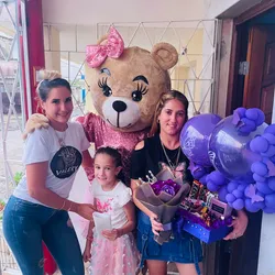 Regalo de cumpleaños con la participación de la osita Aurora 