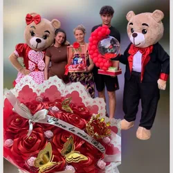Regalo en color rojo súper lindo con la participación de los ositos aurora y cariñosito
