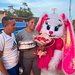 Sorpresa con al conejita vestida de rosado