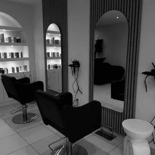 Salón de Belleza especializado en Peluquería, Uñas, Faciales, Depilaciones y Servicios Dentales. La mejor mano de obra y productos de la más alta calidad, estamos aquí para ofrecerte más que belleza  y brindarte una experiencia de lujo. ¡Visítanos! 