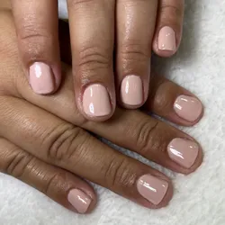 Manicura con esmalte natural