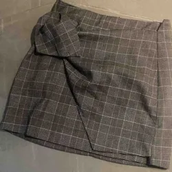 Falda de cuadros con lazo