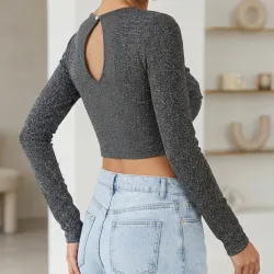 Blusa corta de mangas largas de mujer