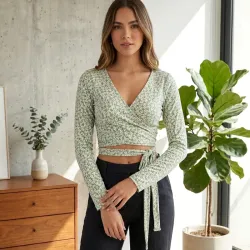 Blusa corta de mujer de manga largas