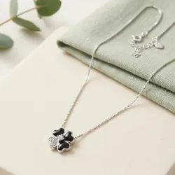 Cadena con flor negra y piedras