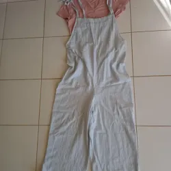 Blusa rosada con overol de rayas