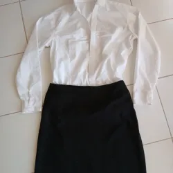 Camisa blanca mangas largas y falda negra