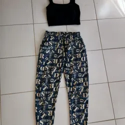 Top negro y pantalon de letras