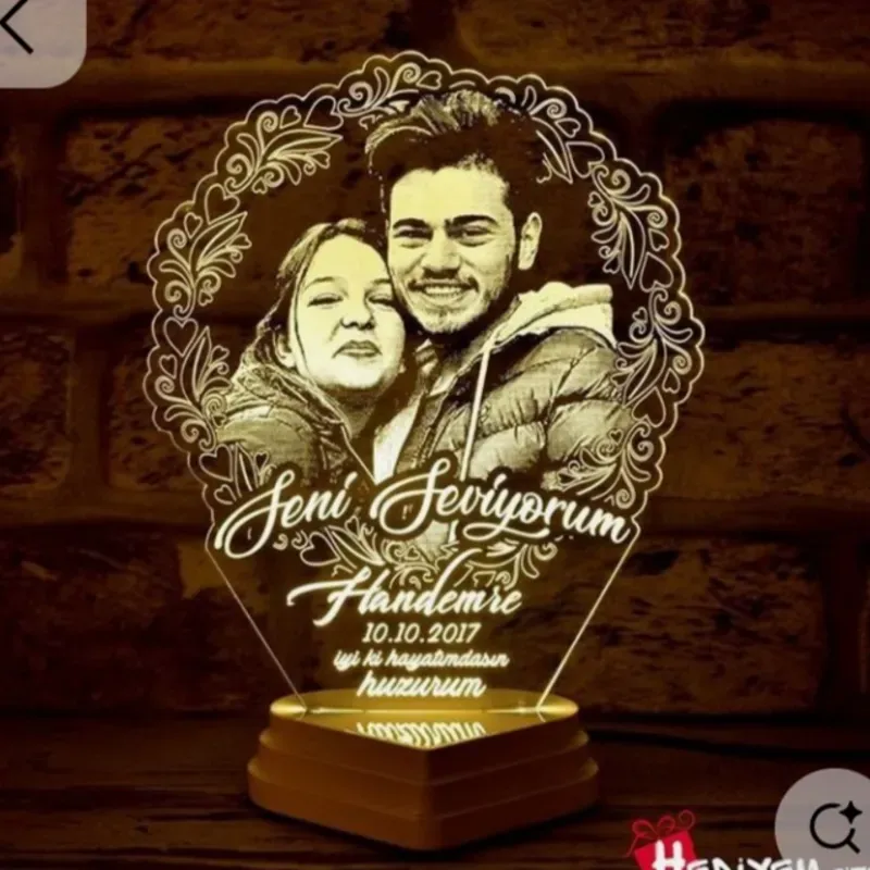 Lamparas con base de madera y fotos cifradas