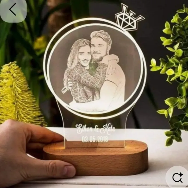 Lamparas con base de madera y fotos cifradas