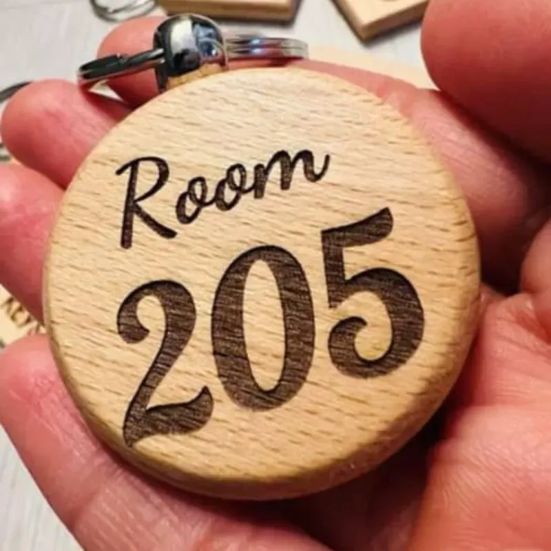 Llaveros de madera tallada