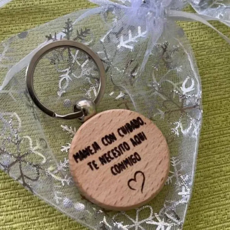 Llaveros de madera tallada
