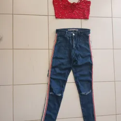 Pantalón mezclilla con top rojo