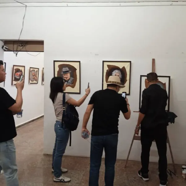 Arte unico de cuba. Pinturas echas sobre hojas de tabaco. / Paintings on natural tobacco leaves prepared and embedded in the canvas