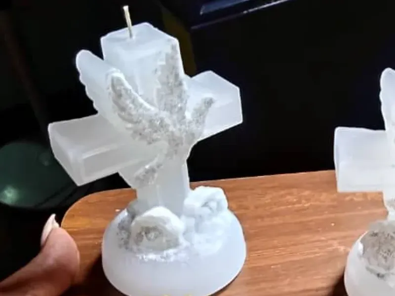 Vela de cruz con paloma en base de rosas  