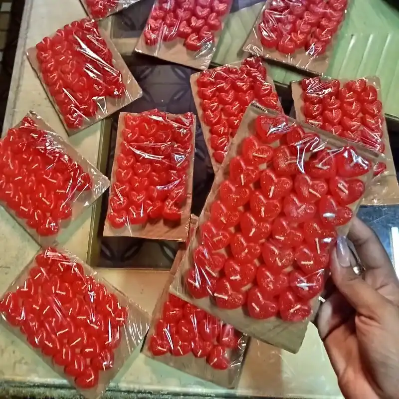 Paquete de 30 velitas pequeñas de corazones 