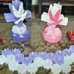 Vela de cruz con paloma en base de rosas