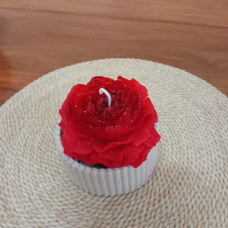 Vela en forma de flor de poenia grande con base de yeso