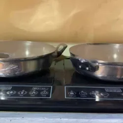 Cocina de Inducción de dos hornillas con cazuelas. Marca Royal 