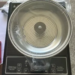 Cocina de inducción sencilla con una cazuela .Marca MAF
