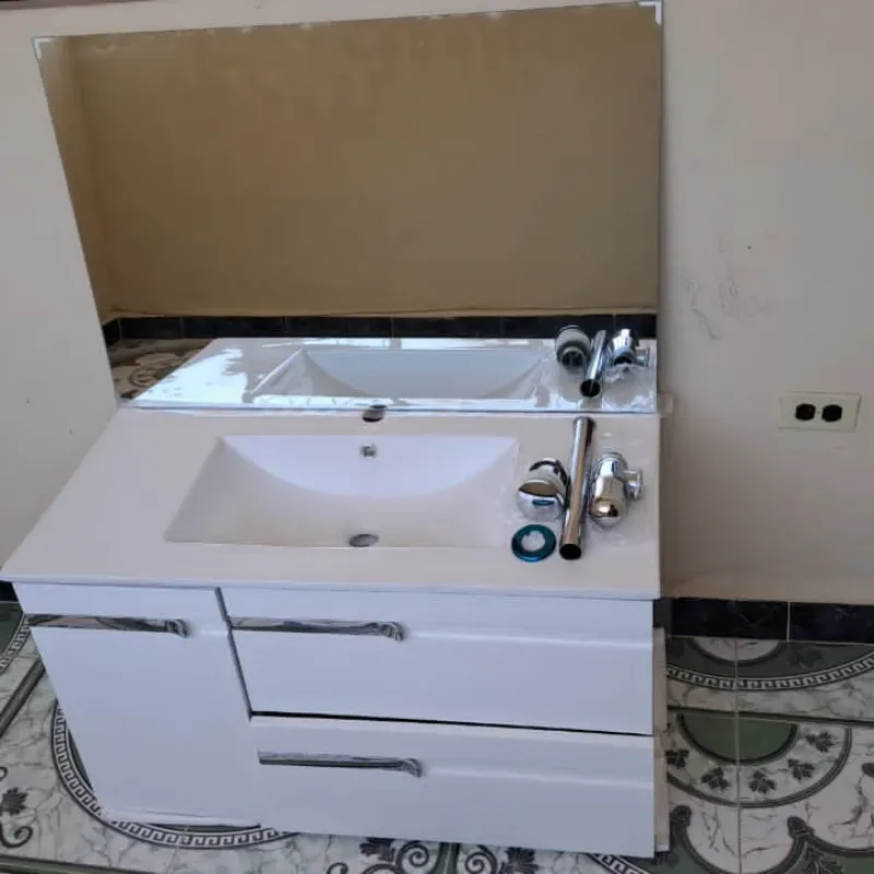 Juego de baño (estante, gavetero, espejo y herrajes) con mensajería incluida. 
