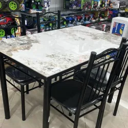 Juego de mesa con 4 sillas 