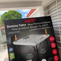 Mesa plástica de dominó, no incluye el juego de dominó