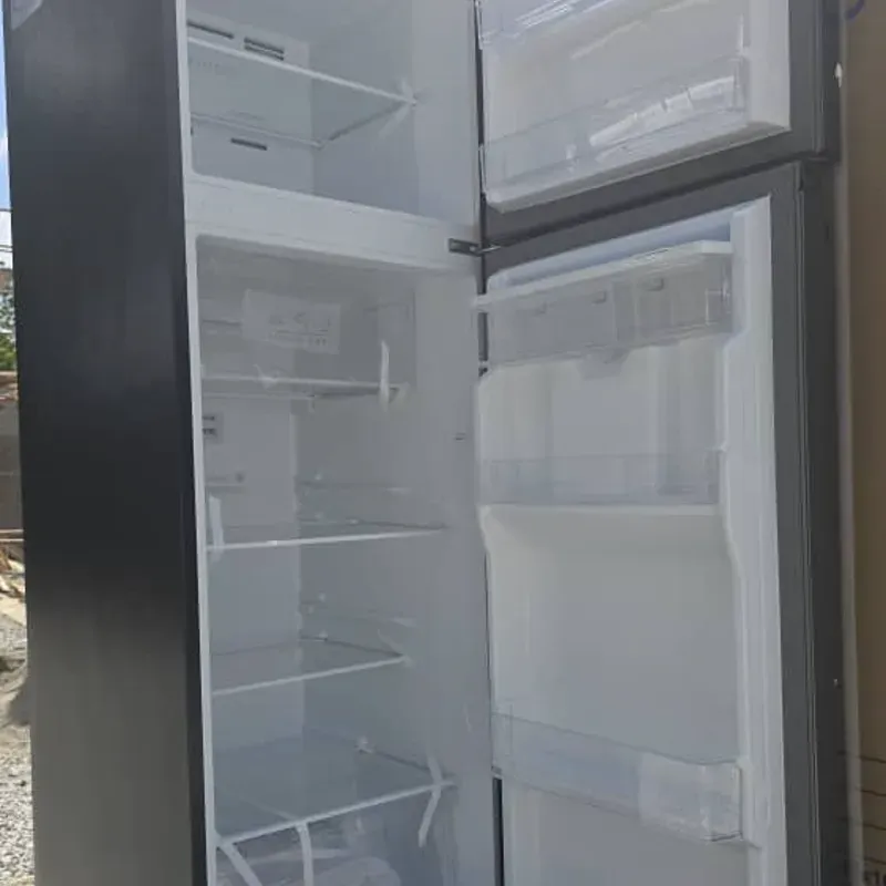 Refrigerador Marca Royal de 15 y 17 pies con mensajería incluida.