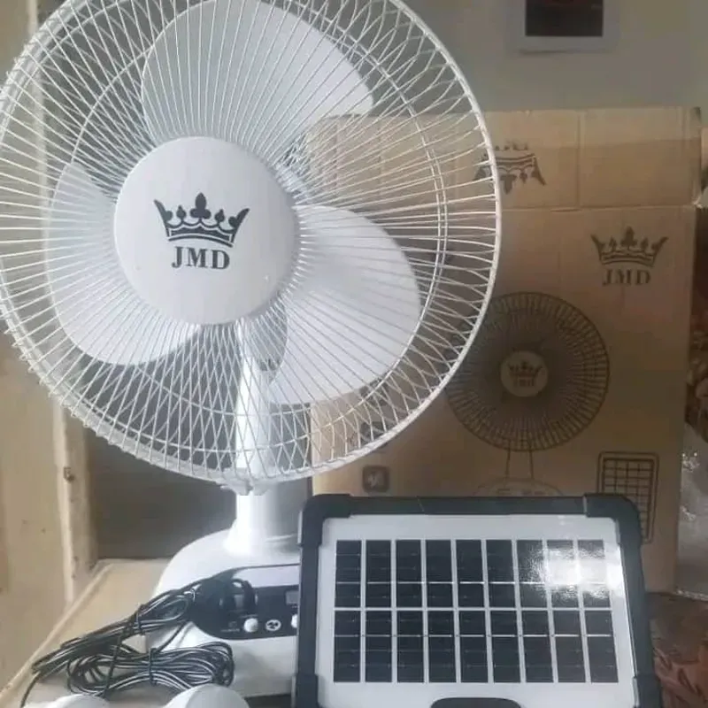 Ventilador recargable de mesa eléctrico y solar (12 pulgadas) 
