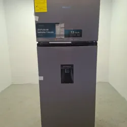 Refrigerador Hisense de 7.27cuft con dispensador de agua 335 USD