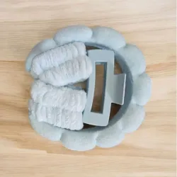 Set de diadema , muñequeras y pellizco para rutina de cuidado facial o maquillaje