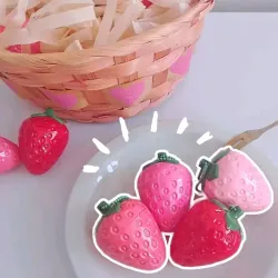 Bálsamo labial humectante e hidratante en forma de fresa 🍓 con colgante