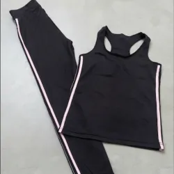 Conjunto de gimnasio negro con listas blancas