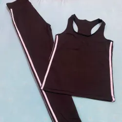 Conjunto de gimnasio negro con listas blancas