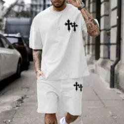 Manfinity LEGND Conjunto de camiseta de manga corta y pantalones cortos con estampado de cruz para hombre, gráfico, urbano, gótico