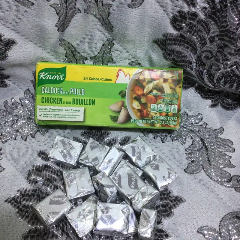 Caldo con sabor a pollo 