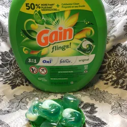 Detergente Gain en cápsulas 