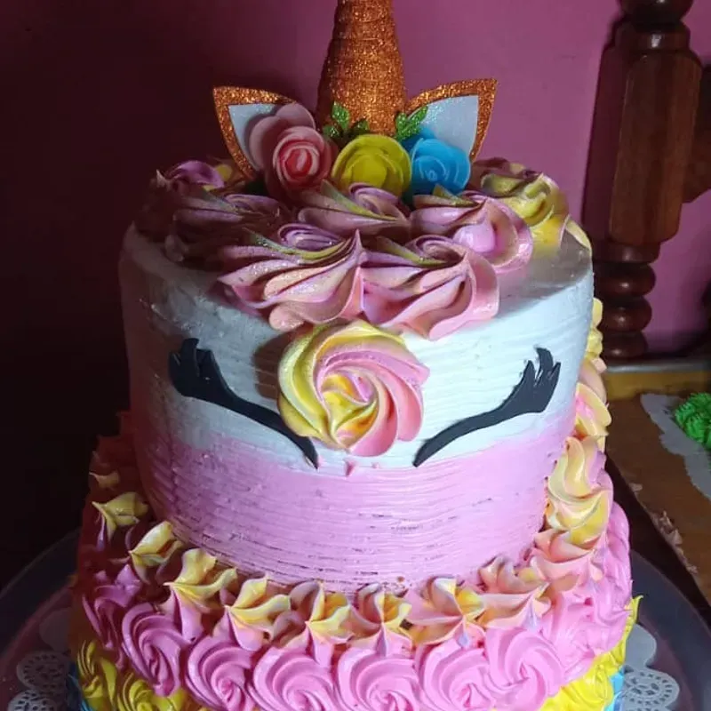Cake de Doble Piso con Temática de Unicornio 