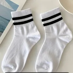 Medias Blancas con Rayas Negras 🧦