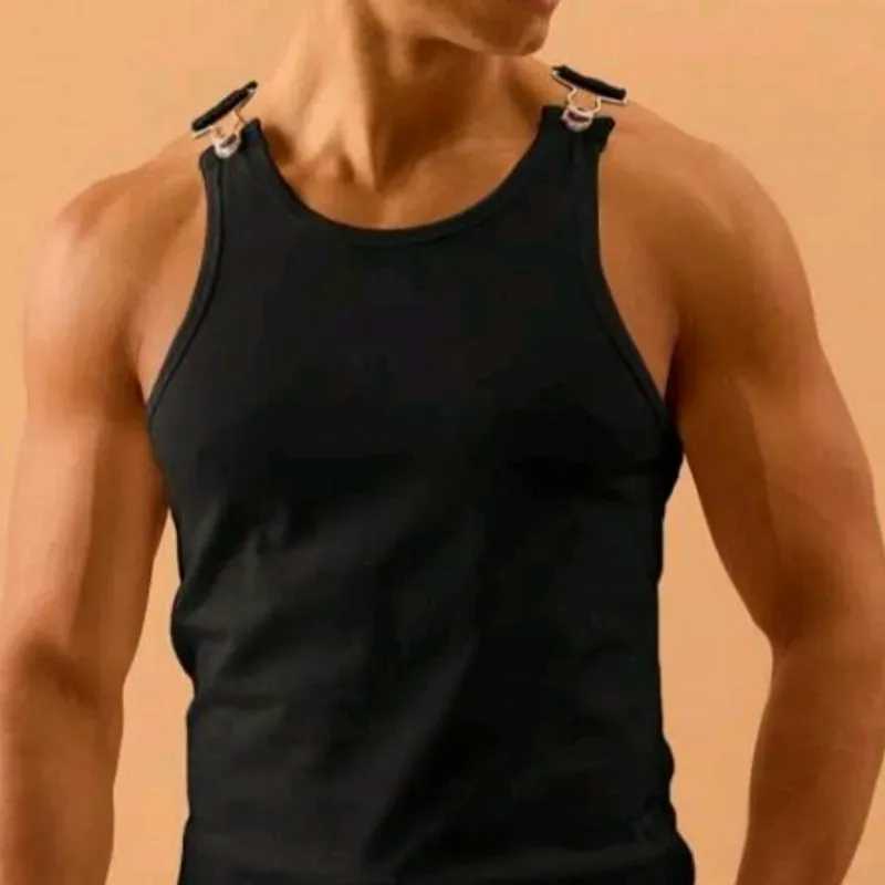 Camiseta negra con hebillas plateadas